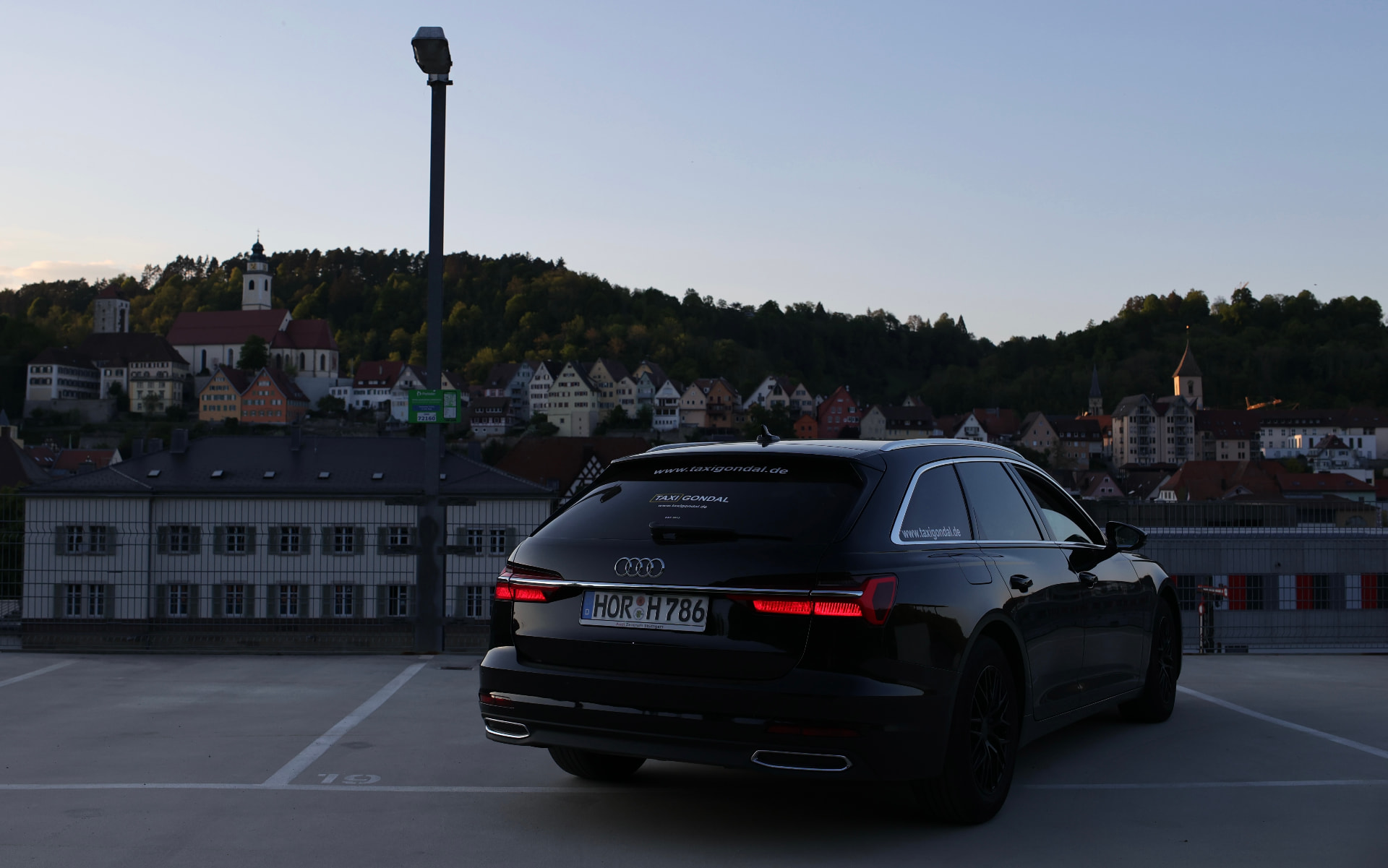 Audi A6 von Taxi Gondal am Abend in Horb am Neckar