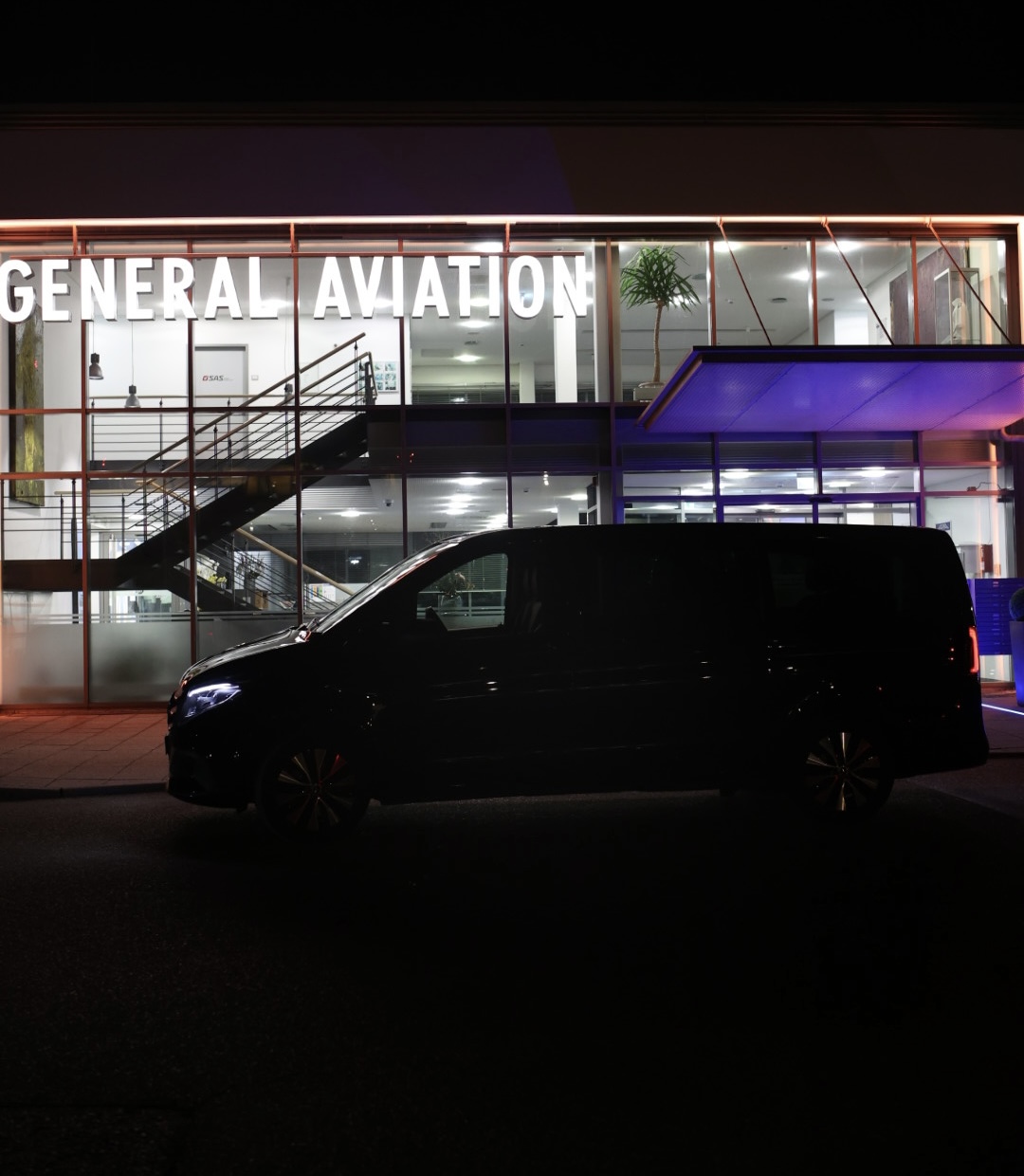 Mercedes V-Klasse von Taxi Gondal am General Aviation Terminal Stuttgart