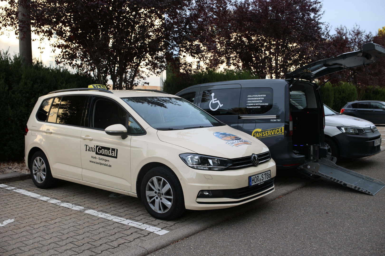Rollstuhlgerechtes Taxi von Taxi Gondal mit ausgefahrener Mobitec-Rampe