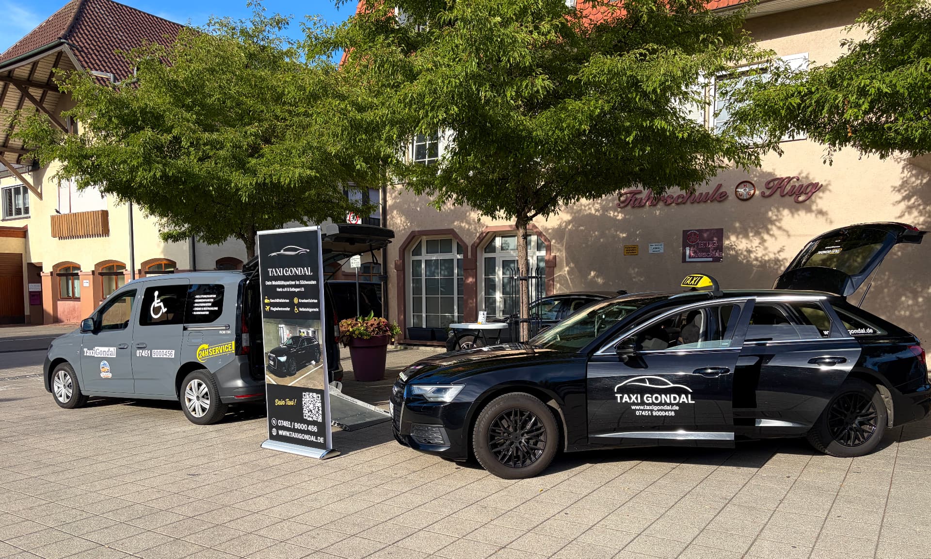 Rollstuhlgerechtes Fahrzeug und Audi A6 von Taxi Gondal