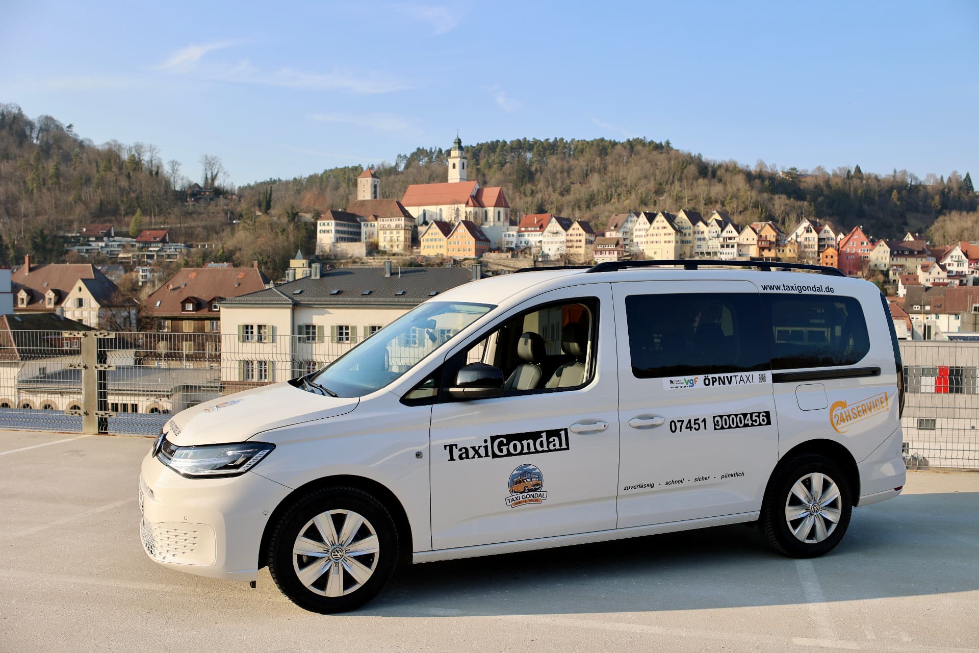 VW Caddy von Taxi Gondal mit Blick auf die Altstadt von Horb am Neckar