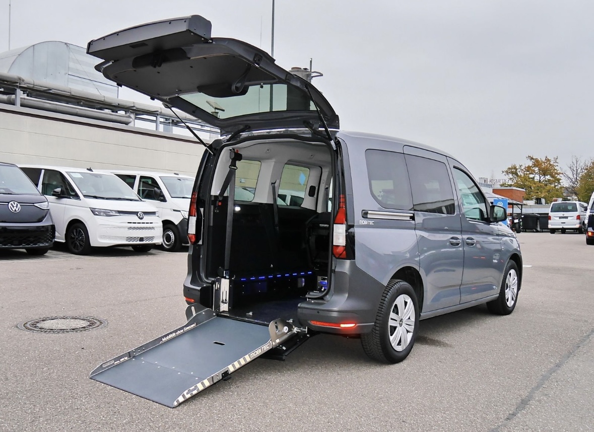 Rollstuhlgerechter VW Caddy von Taxi Gondal mit ausgefahrener Rampe