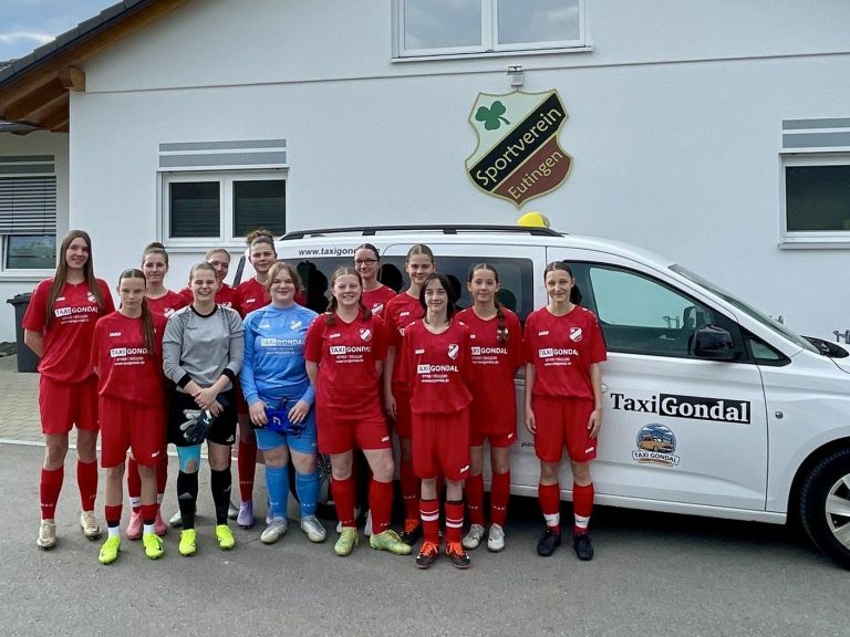 Von Taxi Gondal gesponserte Mädchen-Fußballmannschaft in Eutingen